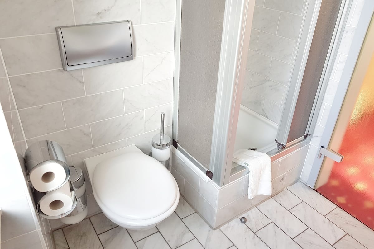 double room | bathroom | shower, free toiletries, hair dryer, towels