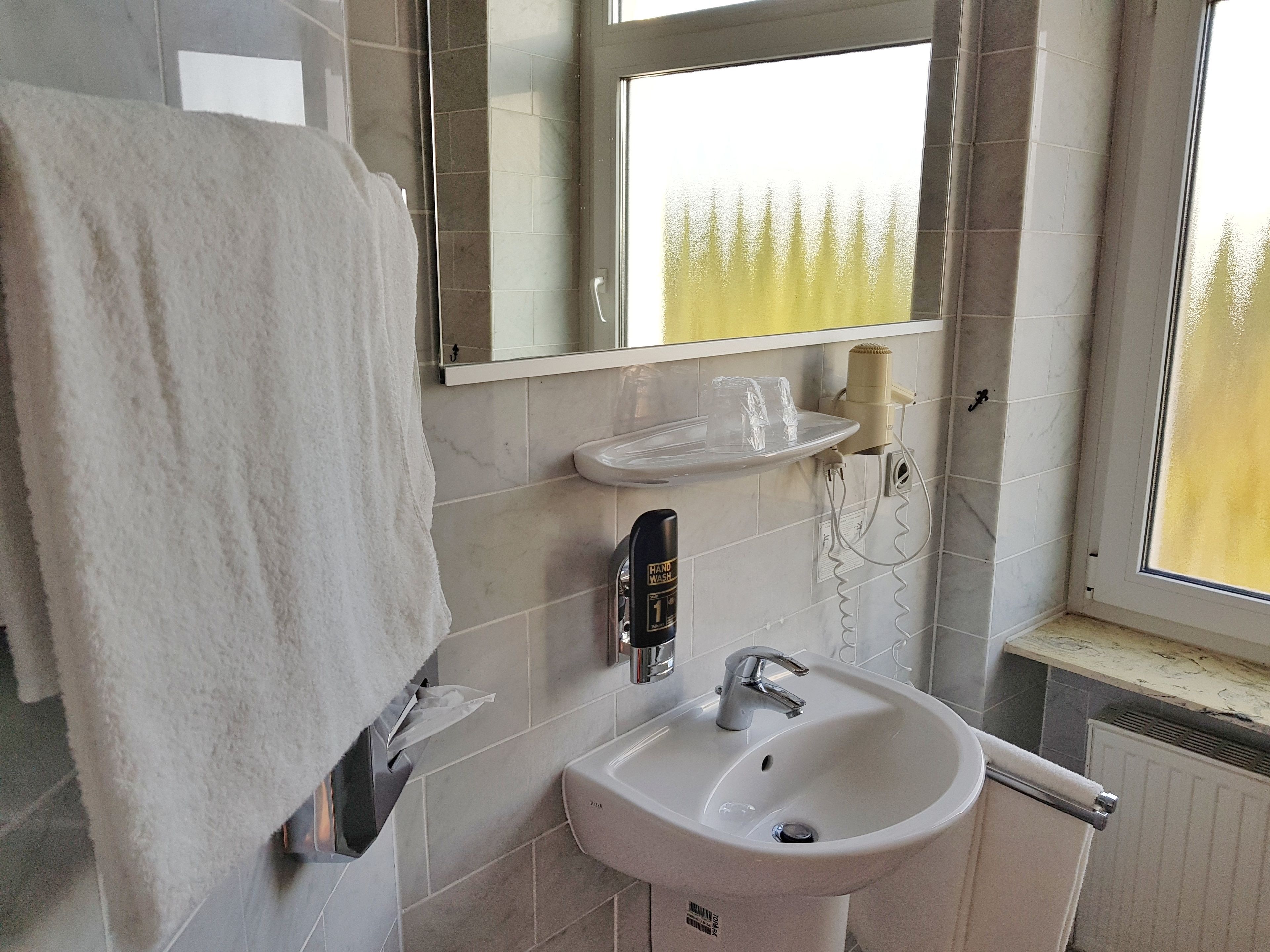 double room | bathroom | shower, free toiletries, hair dryer, towels