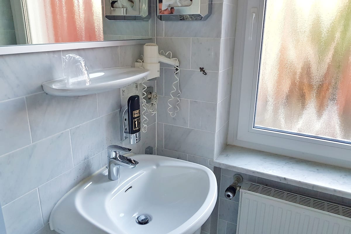single room | bathroom | shower, free toiletries, hair dryer, towels