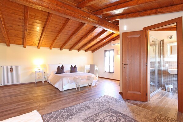 Chambre Double Deluxe, salle de bains attenante, vue colline | Vue de la chambre