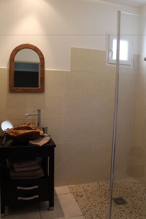 Habitación doble | Baño | Ducha, artículos de higiene personal gratuitos y secador de pelo