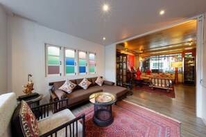 Lobby sitting area - Chala Number 2 Art and Gallery House (Chiang Mai)