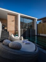 Una piscina techada, una piscina al aire libre