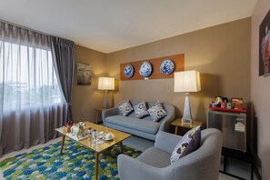 Junior Suite | Living area | Flat-screen TV - Chala Number 2 Art and Gallery House (Chiang Mai)