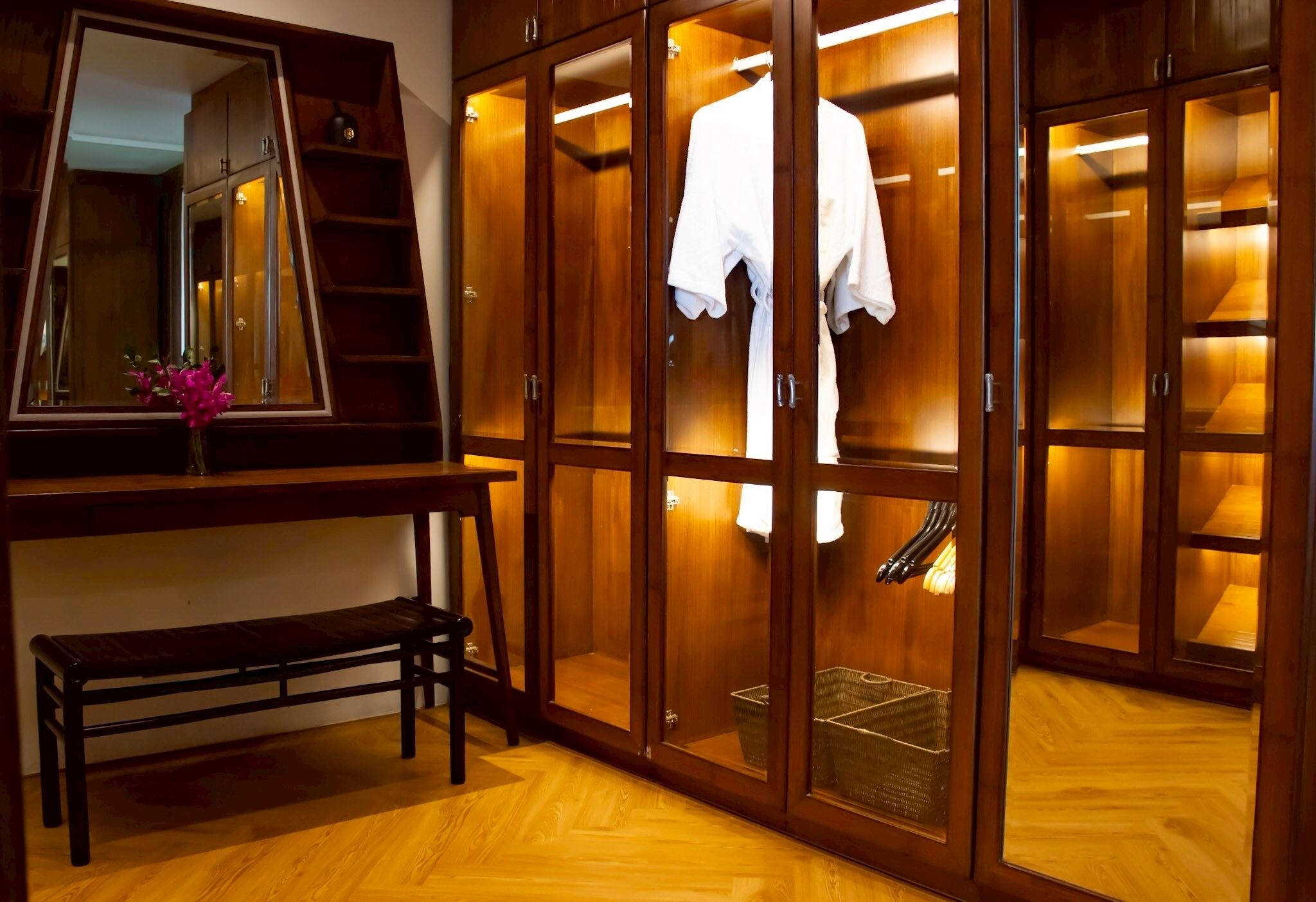 Executive Suite | Bathroom | Shower, free toiletries, hair dryer, slippers