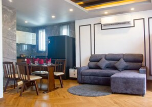 Executive Suite | Living area | Flat-screen TV - Chala Number 2 Art and Gallery House (Chiang Mai)