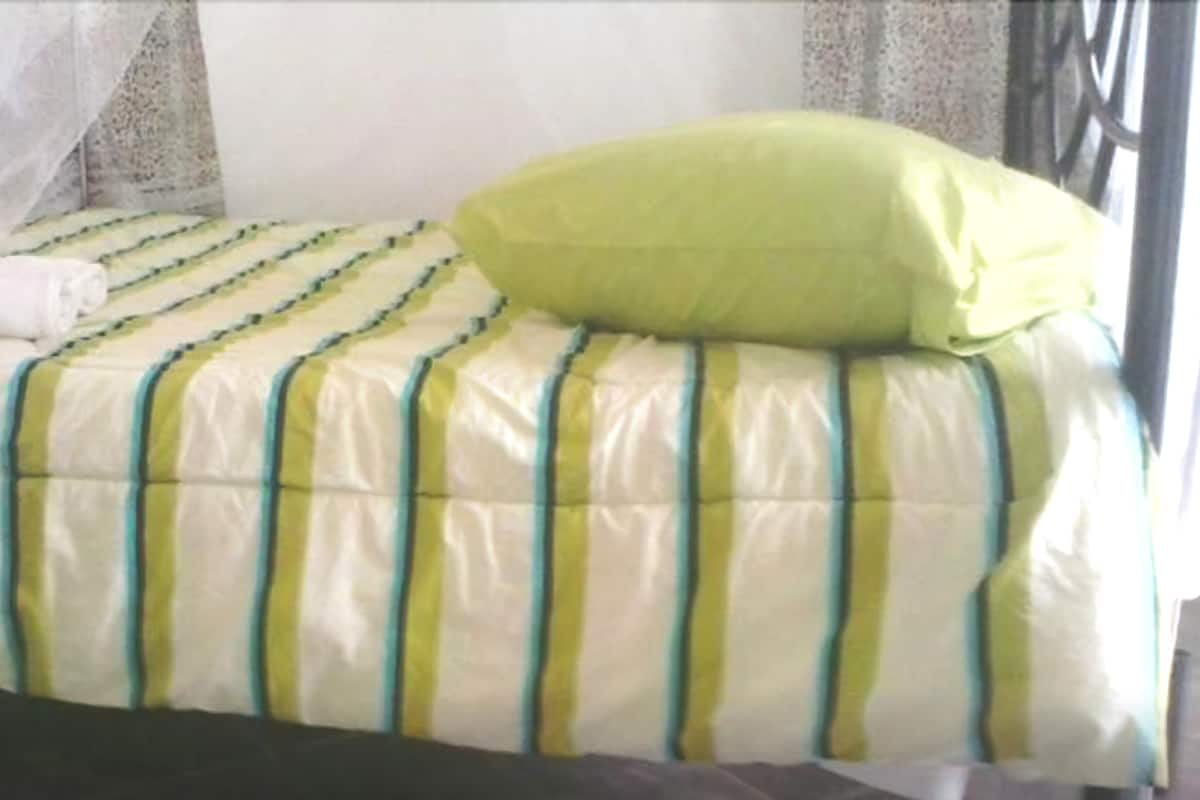 Habitación económica doble | Tabla de planchar con plancha, cunas gratuitas, camas supletorias