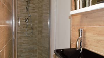 Deluxe Suite, 1 Bedroom, Balcony, City View | Bathroom | Shower, rainfall showerhead, free toiletries, towels