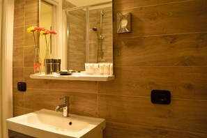 Habitación Confort doble, balcón, vistas a la ciudad | Baño | Ducha y cabezal de ducha tipo lluvia