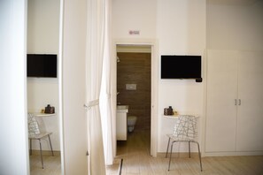 Quarto casal conforto, sacada, vista para a cidade | Banheiro | Chuveiro, chuveiro com efeito de chuva, produtos de toalete grátis 