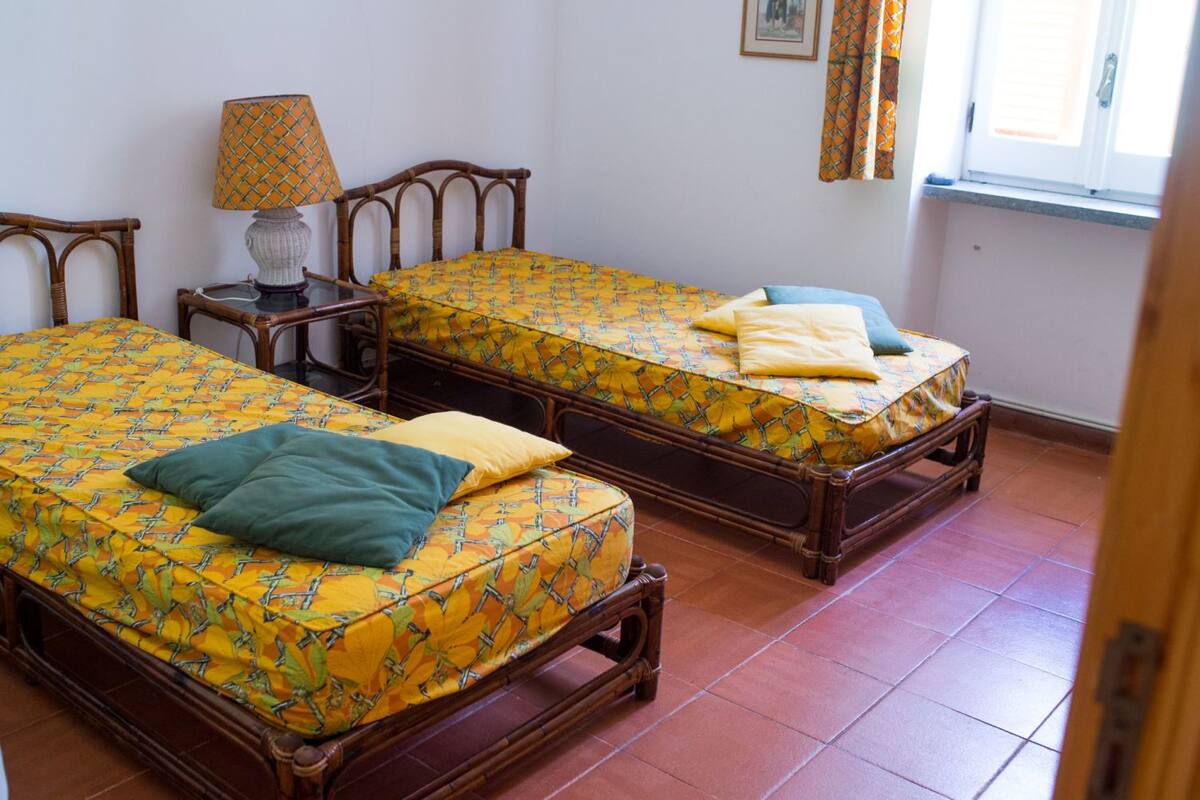 Quarto, 2 camas de solteiro, banheiro compartilhado (Ricci) | 1 quarto, ferros/tábuas de passar roupa, berços (sobretaxa)