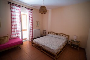 Double Room, Shared Bathroom (Rose)