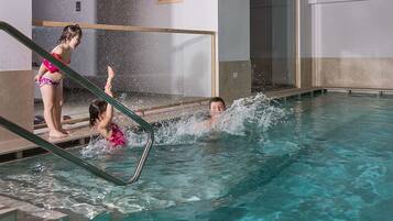 Alberca techada y camastros