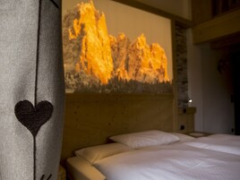 Caja de seguridad en la habitación y escritorio 