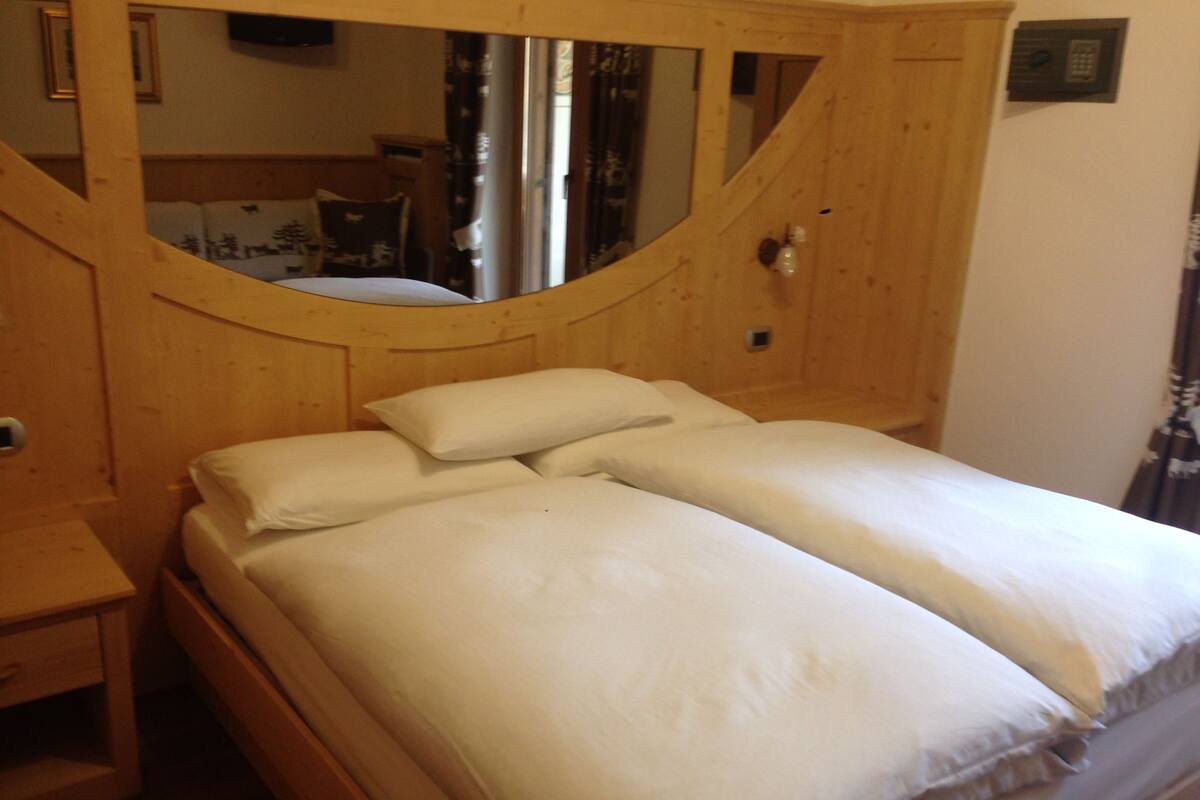 Double or Twin Room | In-room safe, desk, soundproofing, free WiFi