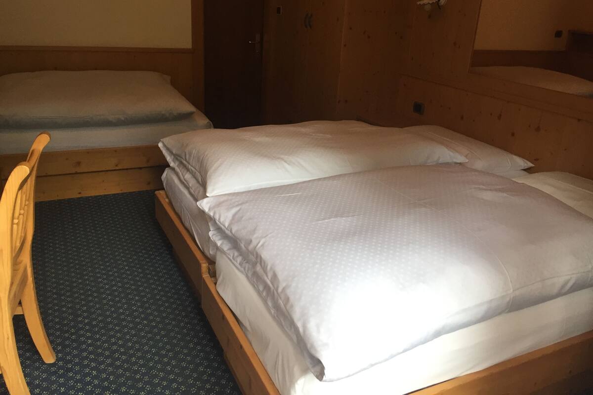 Triple Room | In-room safe, desk, soundproofing, free WiFi