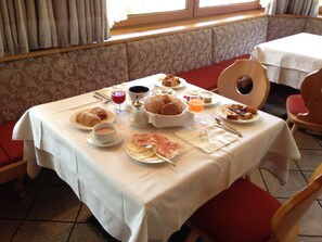 Ilmainen päivittäinen buffetaamiainen 