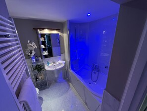 Executive-Penthouse, 2 Schlafzimmer (Apartment 1 ) | Badezimmer | Duschwanne, kostenlose Toilettenartikel, Haartrockner, Bademäntel