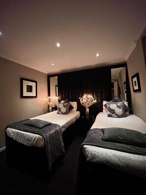 Luxury Penthouse, 3 Bedrooms (Apartment ) | Iron/ironing board, free WiFi