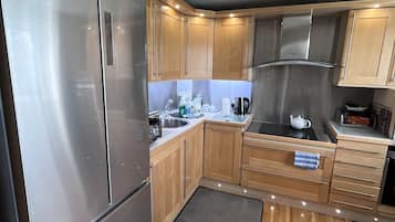 Executive Penthouse, 2 Bedrooms (Apartment 1 ) | Private kitchen | Full-sized fridge, microwave, oven, stovetop