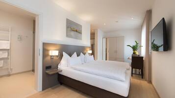 Hypo-allergenic bedding, in-room safe, desk, blackout drapes