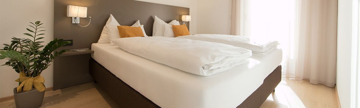 Hypo-allergenic bedding, in-room safe, desk, blackout drapes