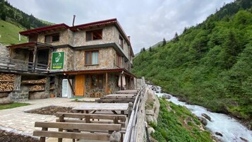 Konaklama yerinin ön cephesi
