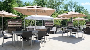 Terrace/patio - Holiday Inn & Suites Philadelphia W - Drexel Hill by IHG (Drexel Hill)