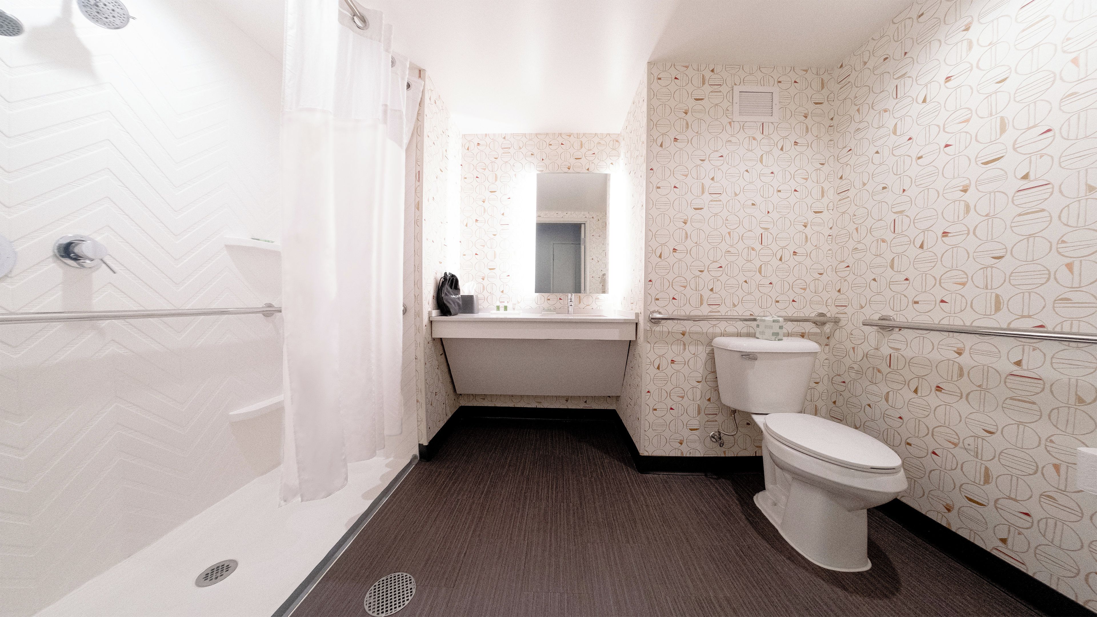 Un baño con ducha, inodoro y lavamanos.