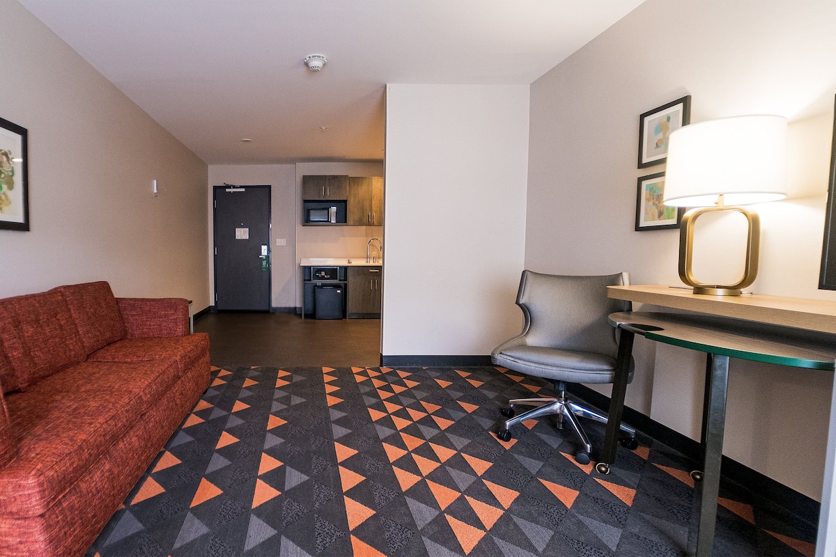 Suite, 2 Queen-Betten, barrierefrei (Comms, Accessible Tub) | Zimmersafe, Schreibtisch, laptopgeeigneter Arbeitsplatz