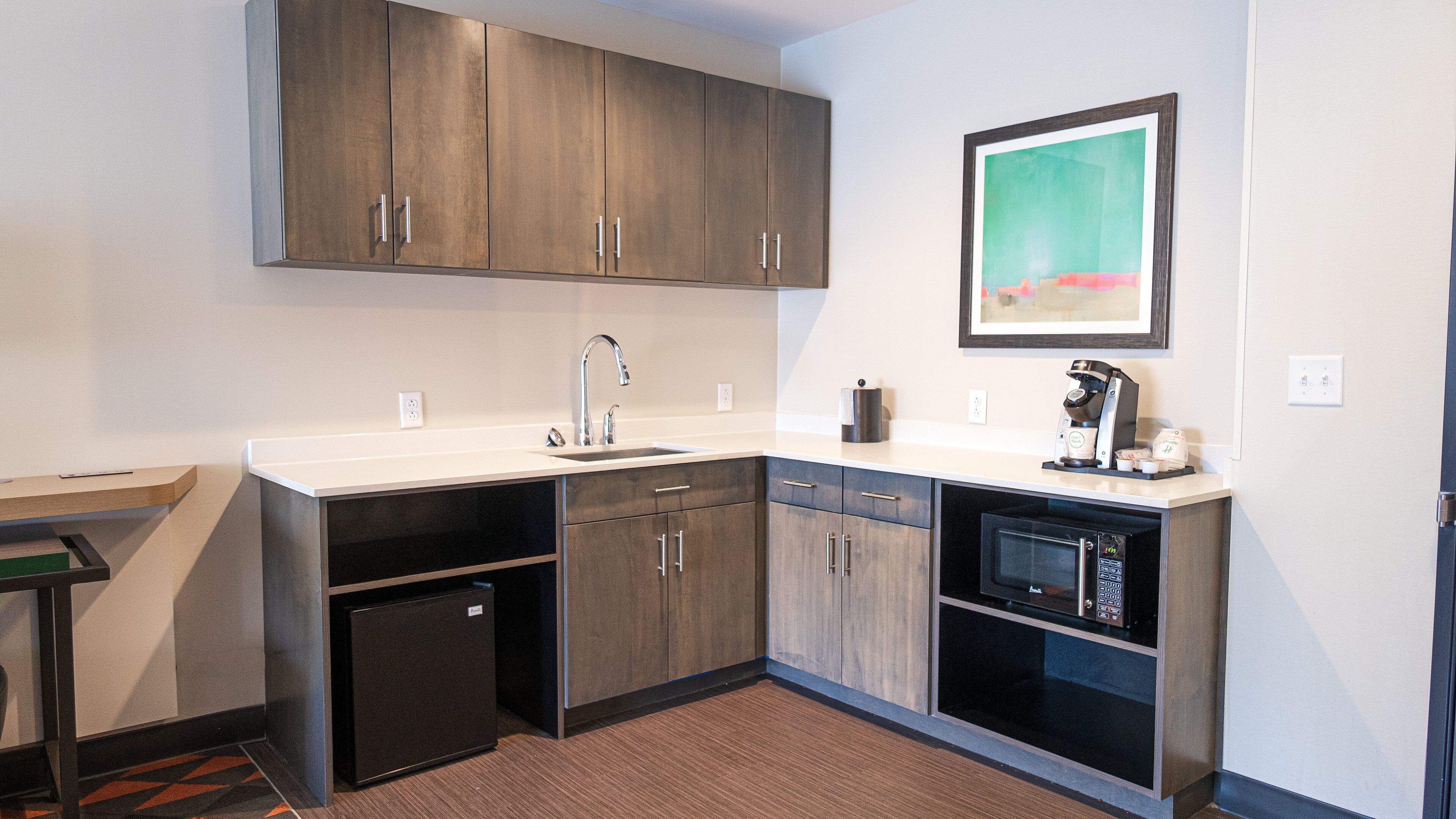 suite, 1 king bed, accessible (comms, roll-in shower) | room amenity