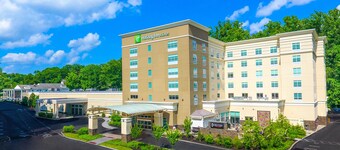 Holiday Inn & Suites Philadelphia W - Drexel Hill by IHG