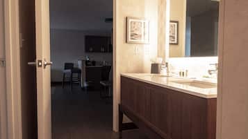 Suite, 1 Katil Raja (King) dengan Katil Sofa, Accessible (Communications, Access Tub) | Bilik Mandi | Kelengkapan dandanan diri percuma, pengering rambut, jubah mandi