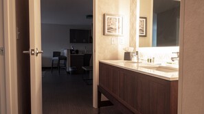 Suite, 1 King Bed with Sofa bed, Accessible (Communications, Access Tub) | Bathroom | Free toiletries, hair dryer, bathrobes, towels - Holiday Inn & Suites Philadelphia W - Drexel Hill by IHG (Drexel Hill)