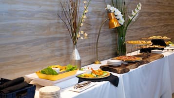 Breakfast, lunch, dinner served; American cuisine