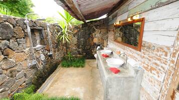Cottage phong cách cổ điển | Phòng tắm | Buồng tắm vòi sen, khăn tắm