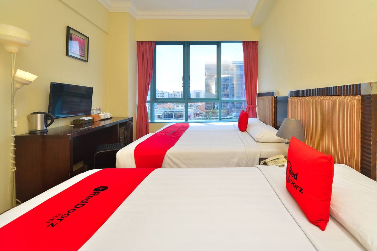 Escritorio, wifi gratis y ropa de cama