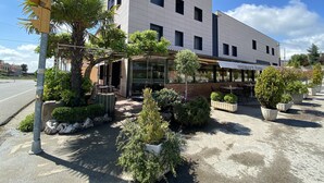 Un edificio moderno con un letrero que dice "Roma hostel restaurant".