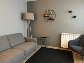 Una televisión de pantalla plana