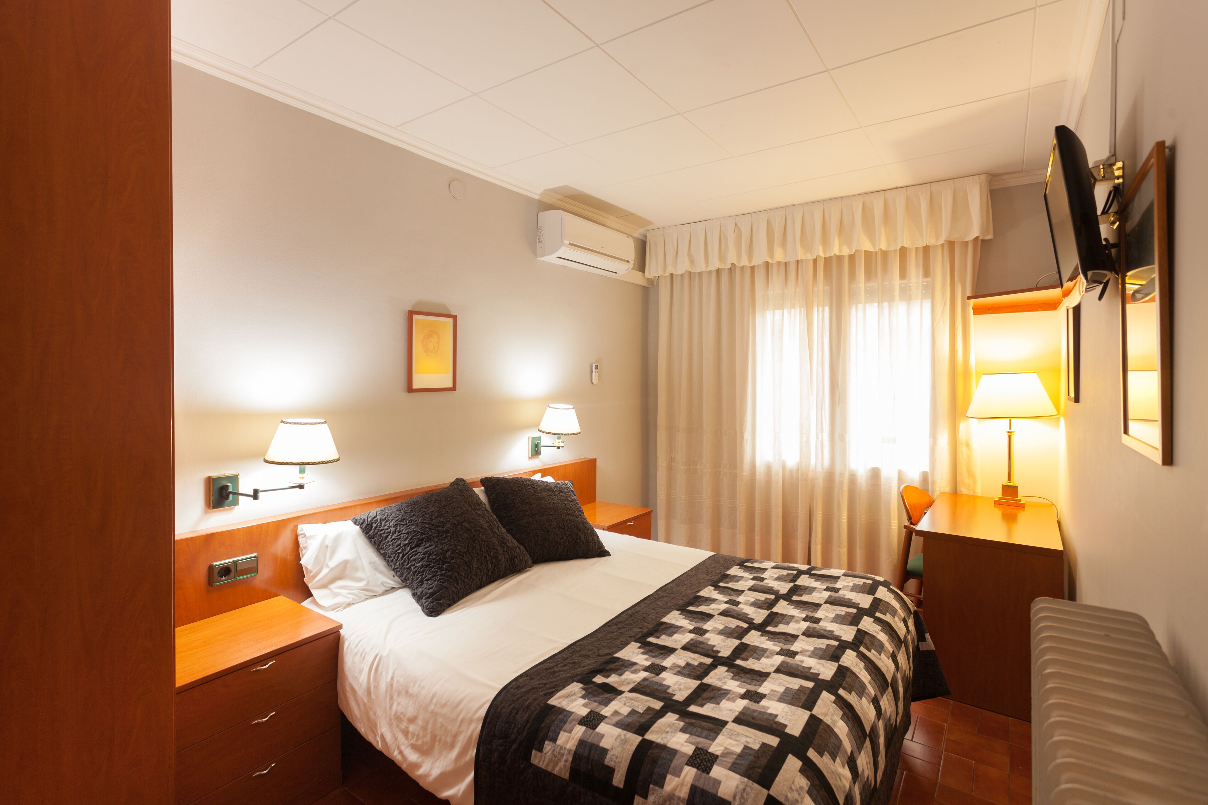 Habitación estándar doble | Escritorio y espacio para trabajar con un portátil