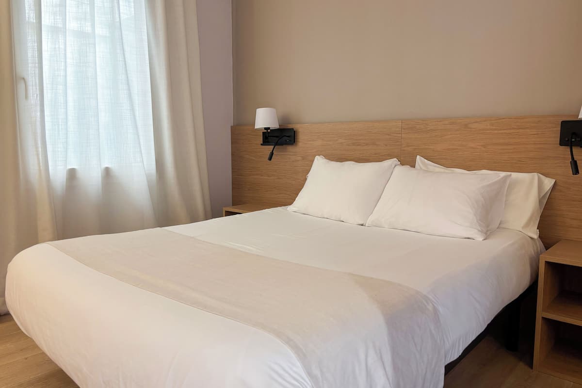 Habitació triple estàndard | Escriptori i espai de treball apte per a portàtils 