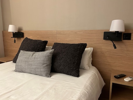 Standard Triple Room | Desk, laptop workspace, soundproofing, free WiFi. Hostal Roma