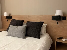 Habitación triple estándar | Escritorio y espacio para trabajar con un portátil