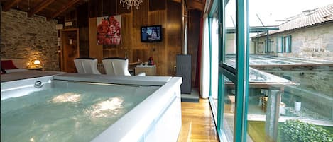 Suite | Salle de bain | Articles de toilette (gratuits), séchoir à cheveux, serviettes fournies