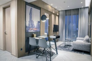 Suite Prestige, 2 chambres | Aire de séjour | Téléviseur connecté, foyer