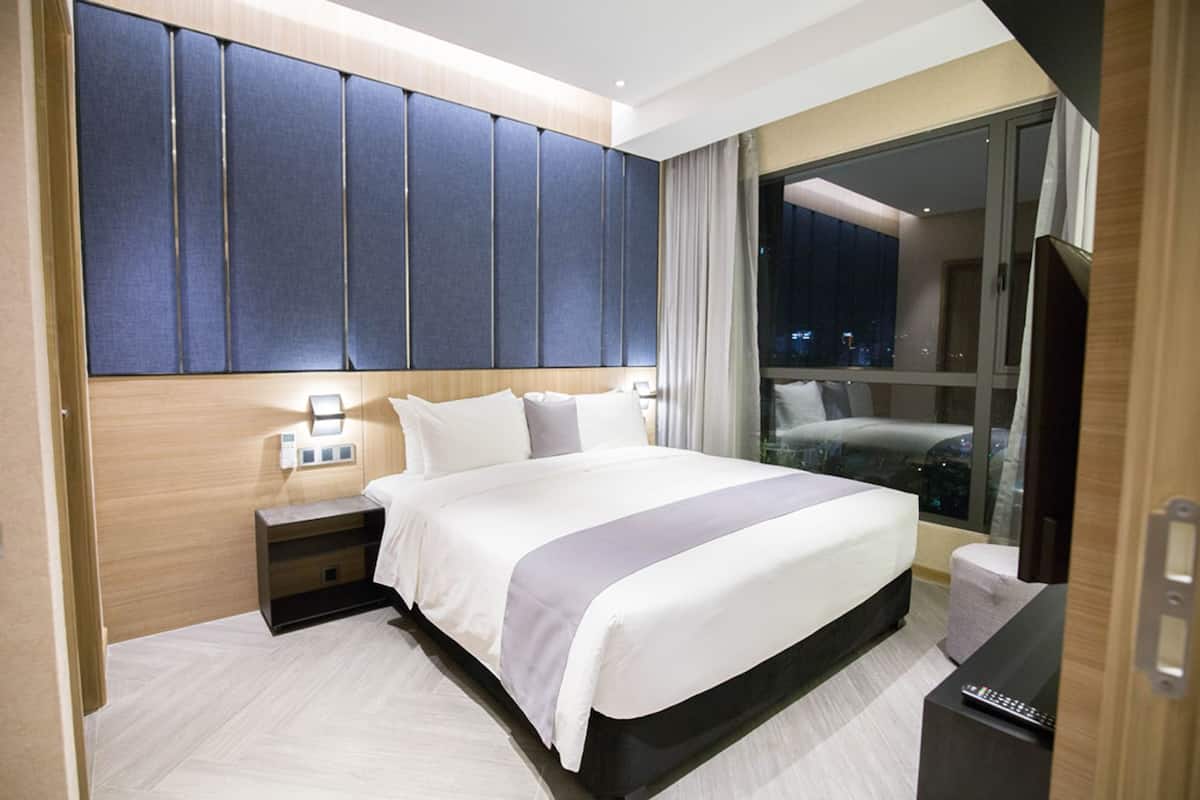 Free minibar, in-room safe, desk, blackout curtains