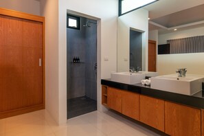 Comfort-Villa | Badezimmer | Dusche, Regendusche, kostenlose Toilettenartikel, Handtücher