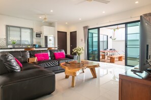 Villa Comfort | Vardagsrum | Platt-tv och dvd-spelare