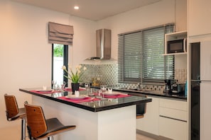 Villa Confort | Cocina privada | Refrigerador con congelador, microondas y parrilla de estufa 
