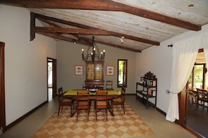 Villa | In-room dining